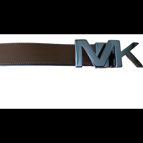 Michael Kors belt reversible can be worn tan or dark brown. NWOT, never worn - Picture 4 of 5